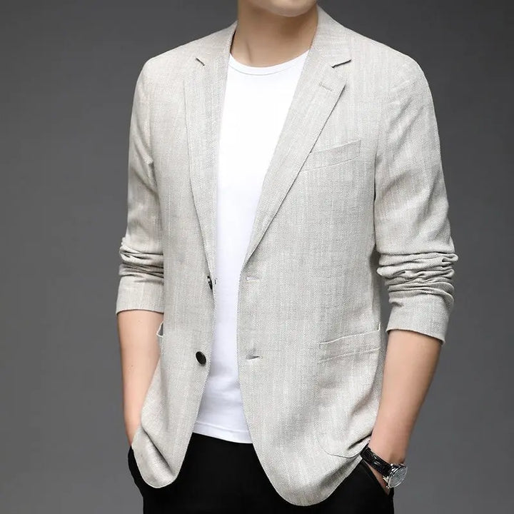 Eleganter Herrenblazer in Beige, kombiniert mit weißem T-Shirt und schwarzer Hose. Modischer Business-Look, ideal für stilvolle Anlässe.