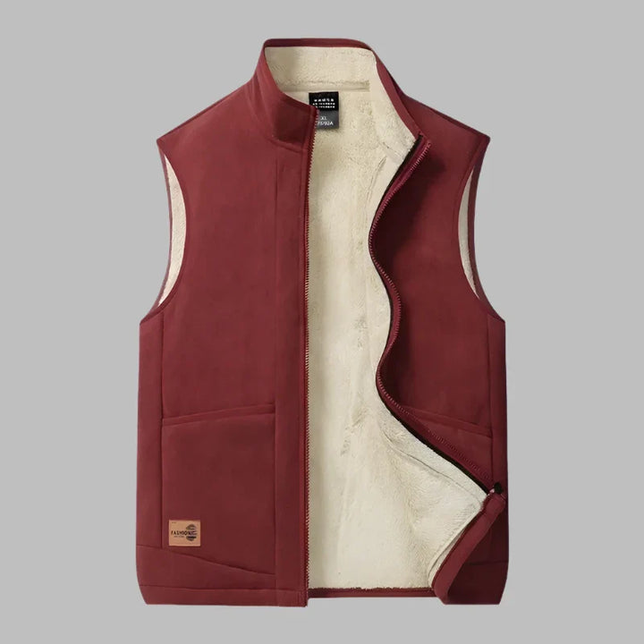 Rote Herrenweste mit Reißverschluss, weichem Fleecefutter und zwei Taschen, ideal für Herbstmode und Outdoor-Aktivitäten.