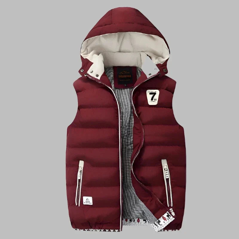 Bordeauxrote Kinderweste mit Kapuze, Reißverschluss und Taschen, gestepptes Design, ideal für Herbst und Winter. Modische, warme Kinderbekleidung.