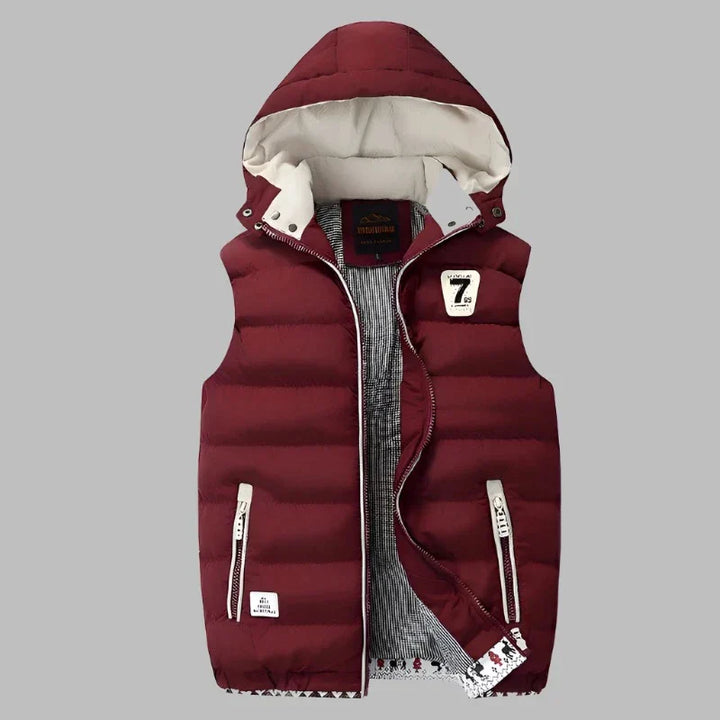 Bordeauxrote Kinderweste mit Kapuze, Reißverschluss und Taschen, gestepptes Design, ideal für Herbst und Winter. Modische, warme Kinderbekleidung.