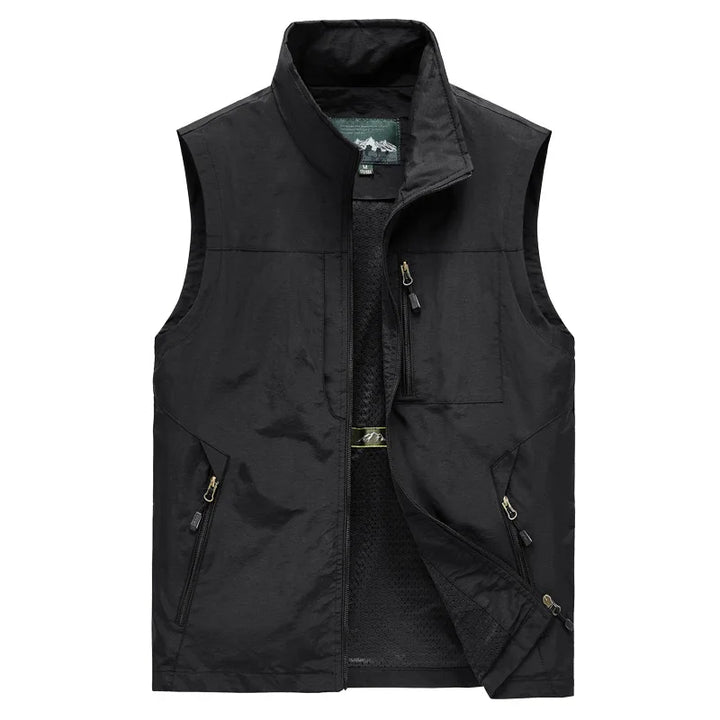 Schwarze Herrenweste mit Reißverschlüssen, Stehkragen und mehreren Taschen. Ideal für Outdoor-Aktivitäten und Freizeitmode.