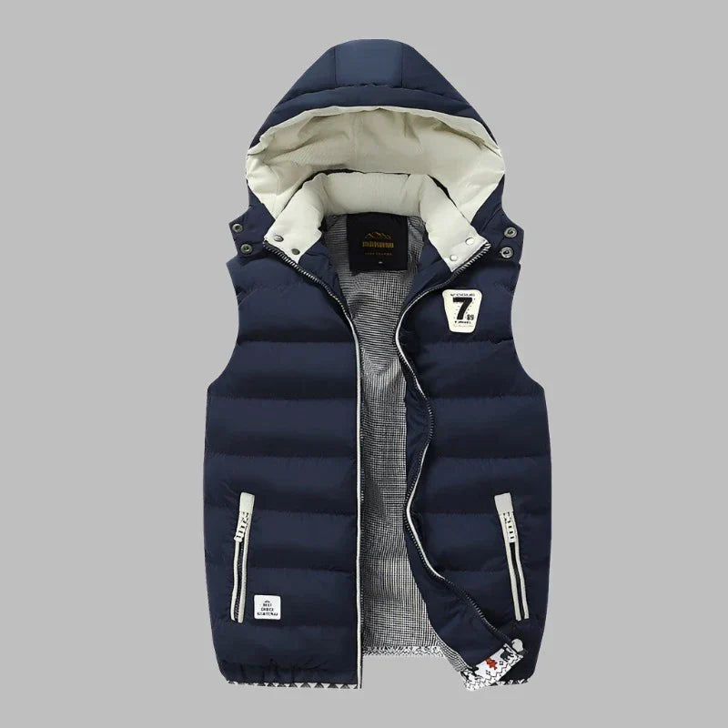 Dunkelblaue Herren-Steppweste mit Kapuze, Reißverschlusstaschen und gestepptem Design. Modische Winterbekleidung, ideal für Outdoor-Aktivitäten.