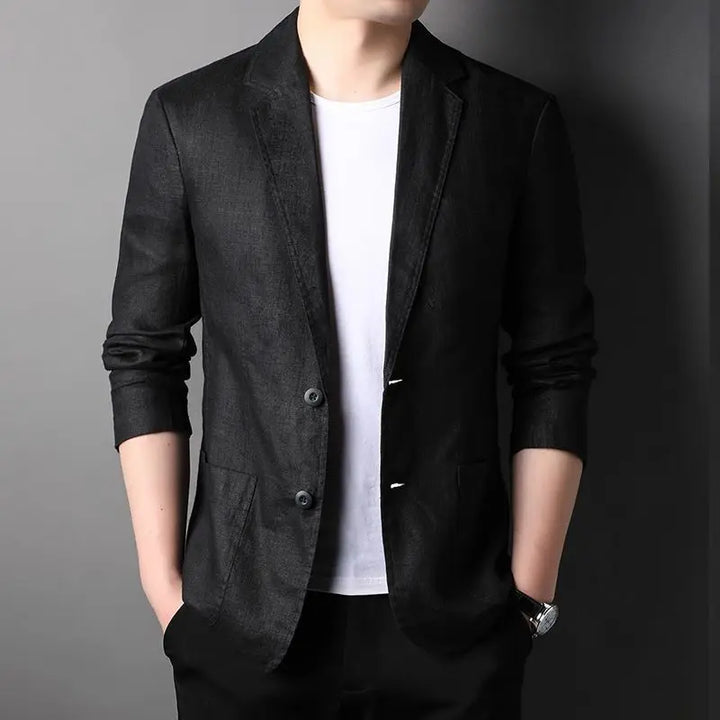 Schwarzer Herrenblazer aus Leinen, kombiniert mit weißem T-Shirt. Eleganter, moderner Look für Business und Freizeit. Mode für Männer.