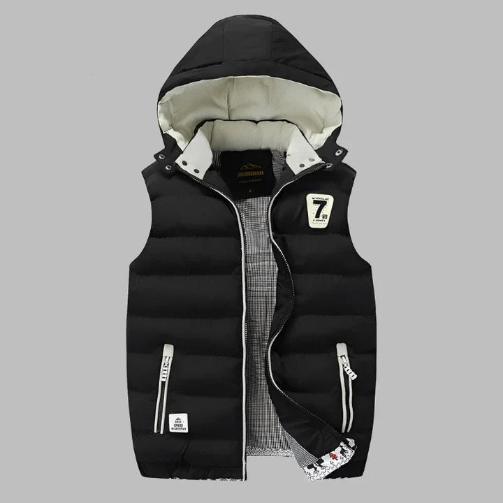 Schwarze Herren-Steppweste mit Kapuze, Reißverschlüssen und Aufnähern, ideal für Herbstmode. Stilvolle, warme Weste für Outdoor-Aktivitäten.