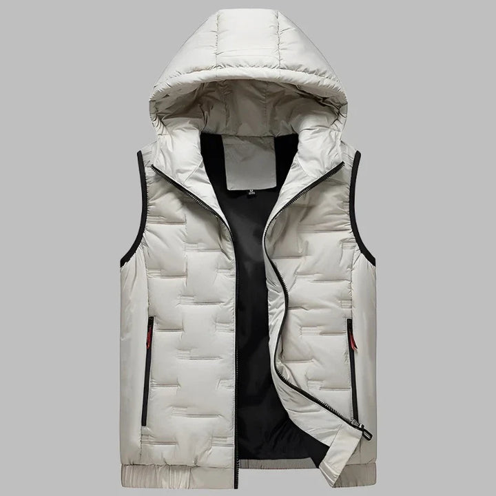 Weiße Steppweste mit Kapuze, Reißverschluss und schwarzen Akzenten. Modische ärmellose Jacke für Herren, ideal für Herbst und Winter.
