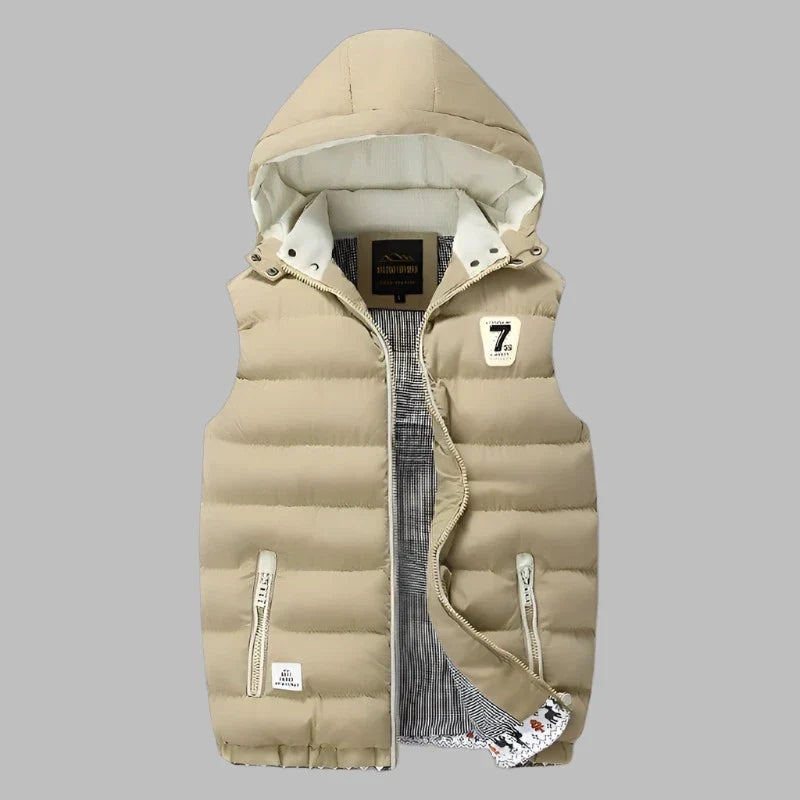 Beige Herren-Daunenweste mit Kapuze, Reißverschluss und Taschen. Modische Winterbekleidung, ideal für Outdoor-Aktivitäten.