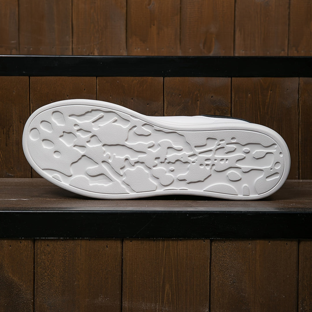 Weiße Sneaker-Sohle mit strukturiertem Profil auf dunklem Holzuntergrund. Moderne Schuhsohle, rutschfest, ideal für urbanen Stil.