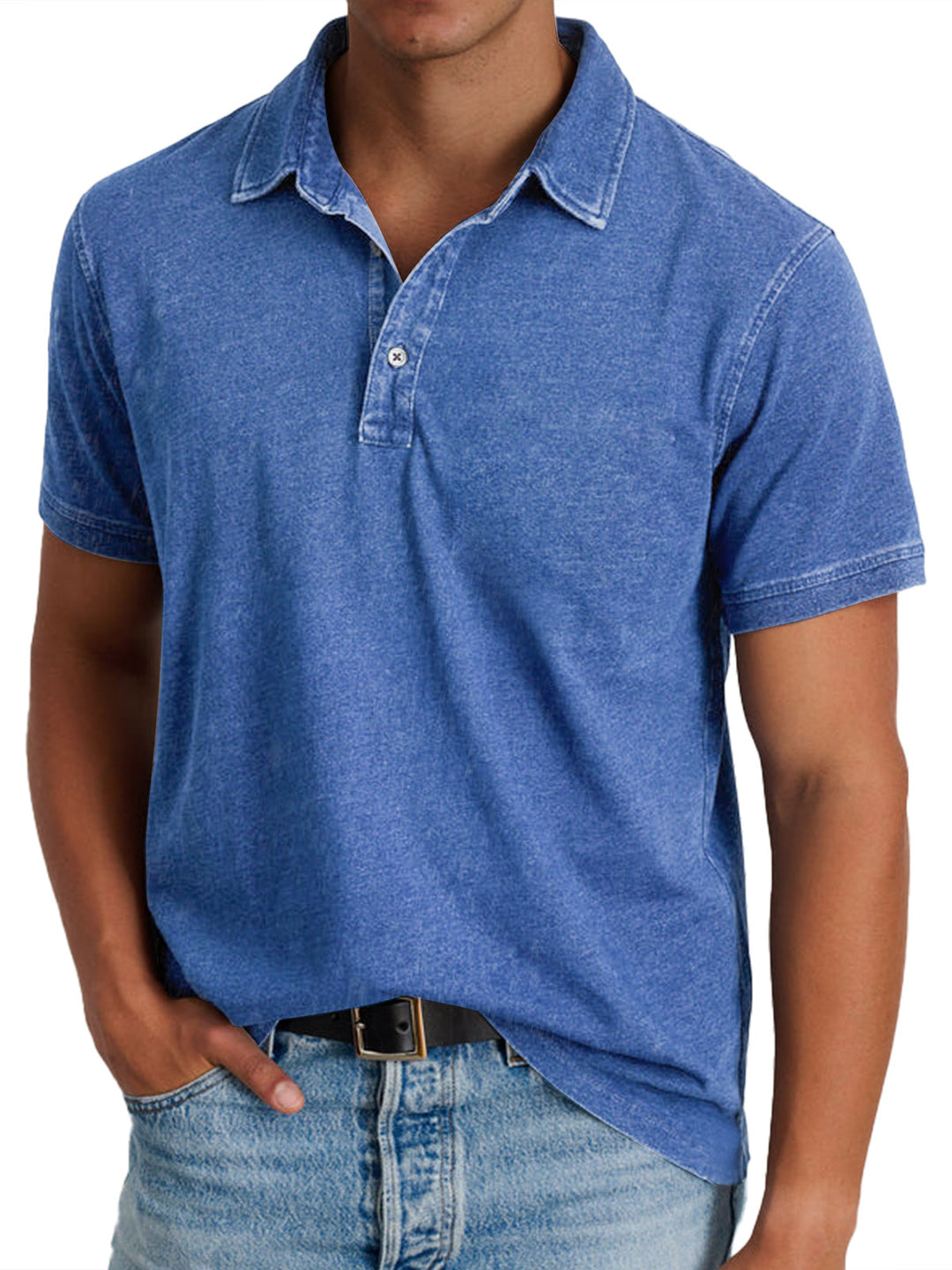 Mann in blauem Polohemd und Jeans, lässiger Look, Mode für Herren, Freizeitkleidung, Sommeroutfit, stilvolles Design, bequeme Passform.