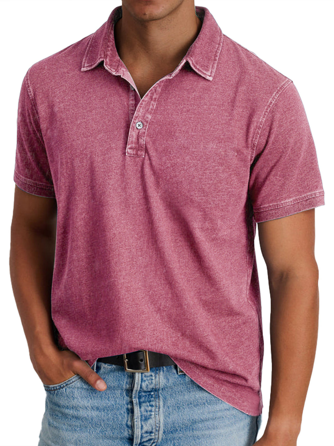 Rotes Herren-Poloshirt aus Baumwolle, kurzärmelig, mit Knopfleiste, kombiniert mit blauer Jeans. Modische Freizeitkleidung für Männer.