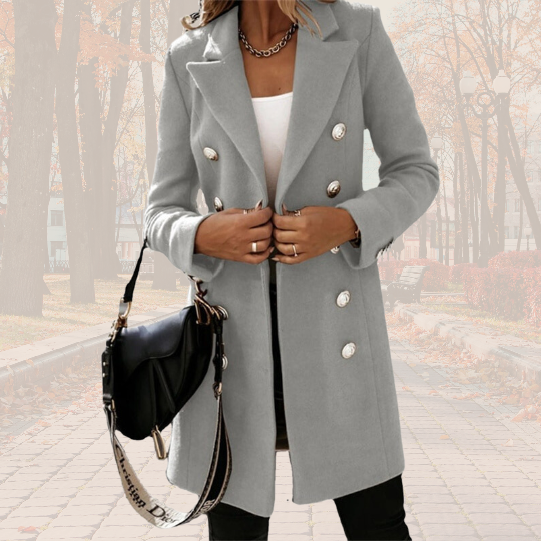 Eleganter grauer Damenmantel mit doppelter Knopfleiste, kombiniert mit schwarzer Umhängetasche. Herbstmode, stilvoller Look für kühle Tage.