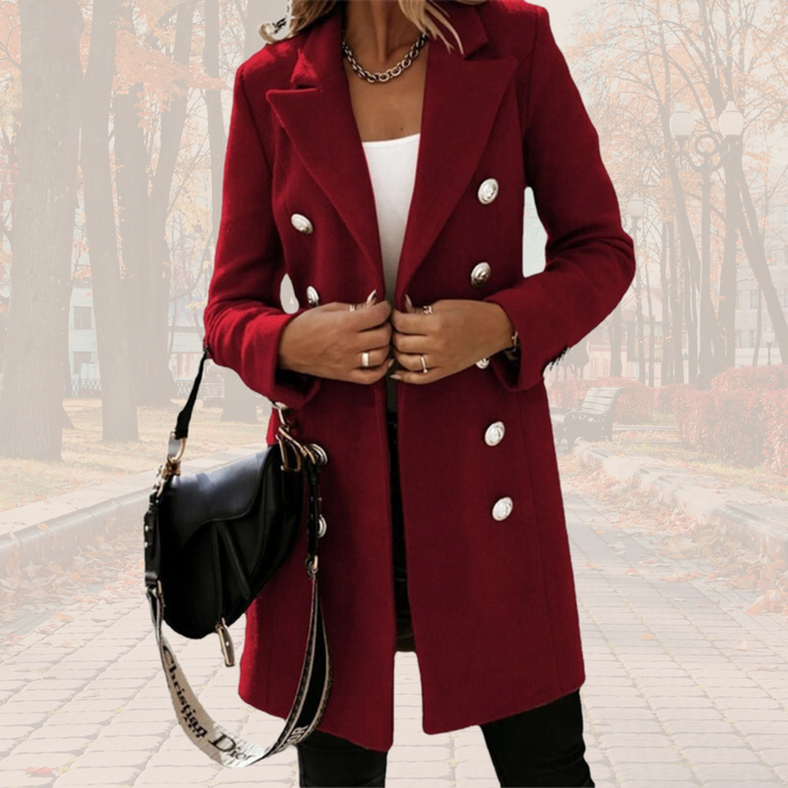 Frau in rotem Mantel mit silbernen Knöpfen, weißem Top und schwarzer Tasche. Herbstliche Parkkulisse. Elegante Herbstmode, Damenmantel, Streetstyle.