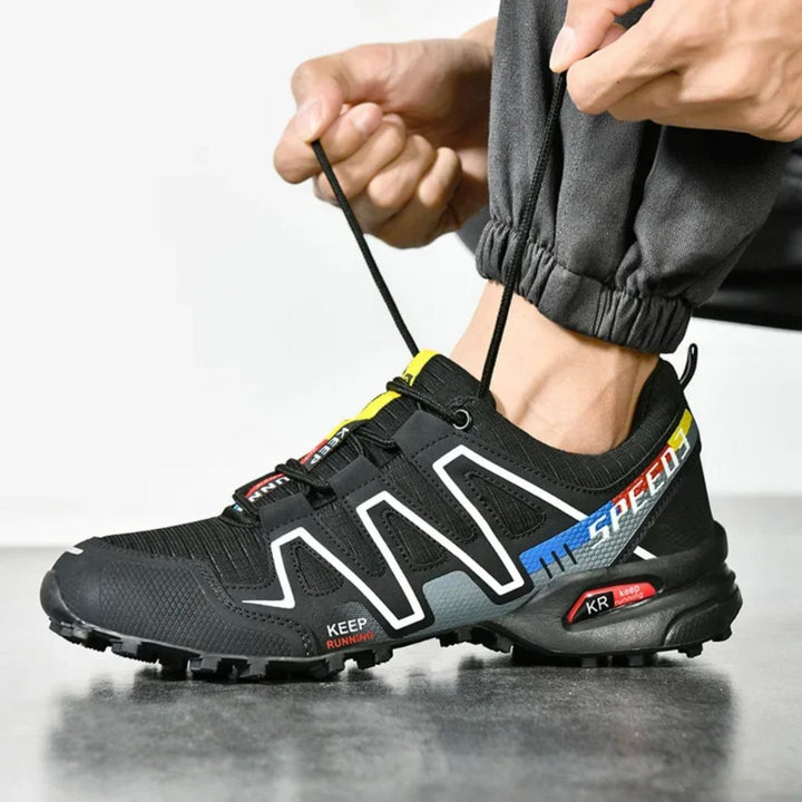 Schwarzer Laufschuh mit bunten Akzenten, Schnürsenkel werden gebunden. Sportlicher Sneaker, ideal für Laufen und Fitness. Bequeme Passform.
