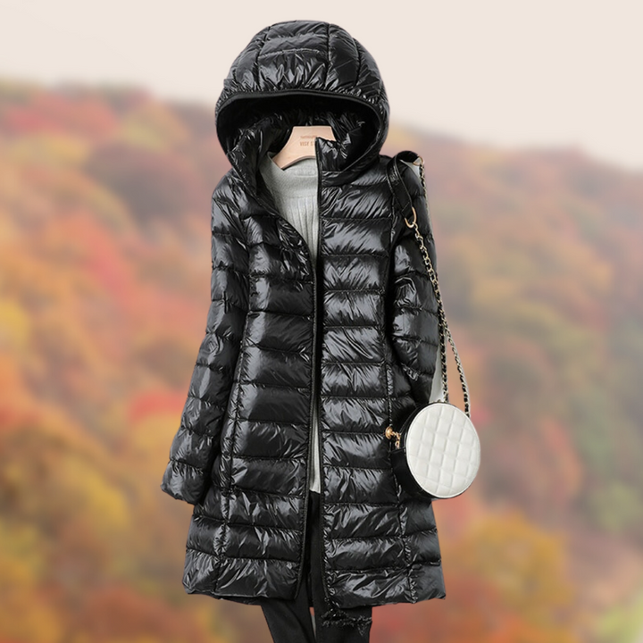 Schwarzer Daunenmantel mit Kapuze, elegantes Design, Herbsthintergrund, Damenmode, warm und stilvoll, ideal für kühle Jahreszeiten.