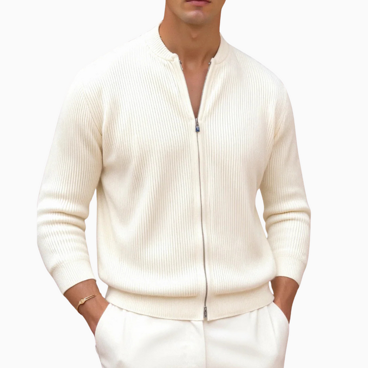 Mann in weißer Strickjacke mit Reißverschluss. Elegante Herrenmode, stilvoller Freizeitlook.