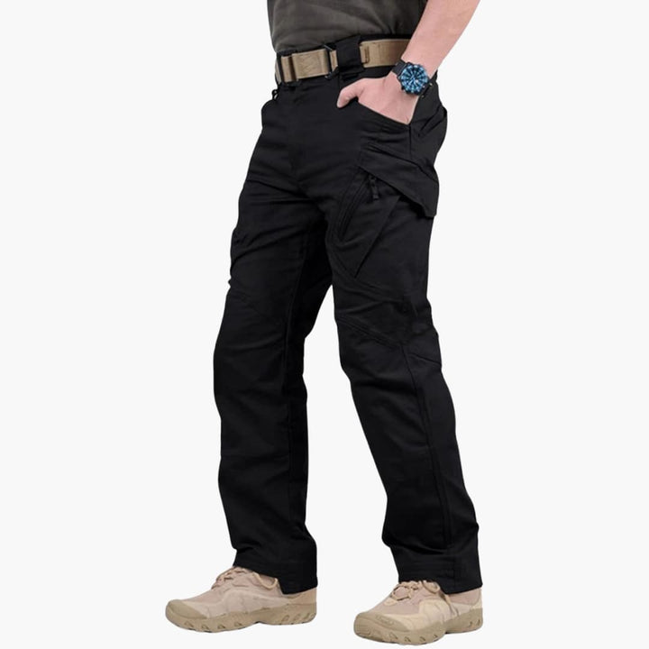 Schwarze taktische Hose für Herren, mit mehreren Taschen, robustem Design und Gürtel, ideal für Outdoor-Aktivitäten und Wandern.