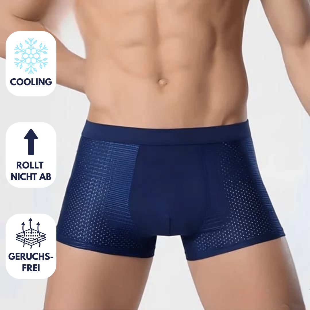 Mann in blauer, atmungsaktiver Boxershorts mit Kühlfunktion, rutschfestem Design und geruchshemmenden Eigenschaften. Ideal für Komfort und Frische.