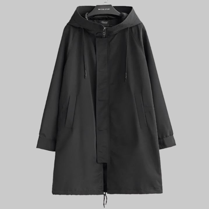 Schwarzer Regenmantel mit Kapuze, Reißverschluss und Kordelzug. Wasserdicht, modisch, ideal für Herbst und Winter. Perfekt für Outdoor-Aktivitäten.