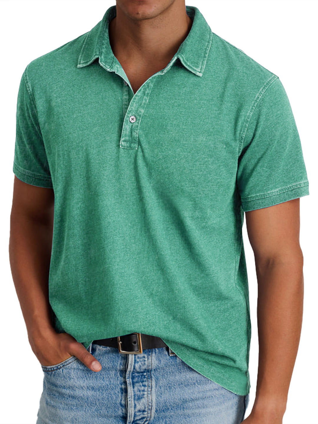 Grünes Polohemd aus Baumwolle, kurzärmelig, klassischer Kragen, getragen von Mann in blauer Jeans. Freizeitmode, Herrenbekleidung, Sommerlook.