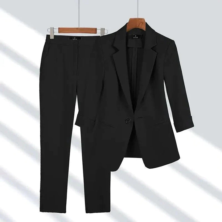 Schwarzer Damenanzug mit Blazer und Hose, elegant und zeitlos, ideal für Business- und formelle Anlässe. Hochwertige Damenmode.