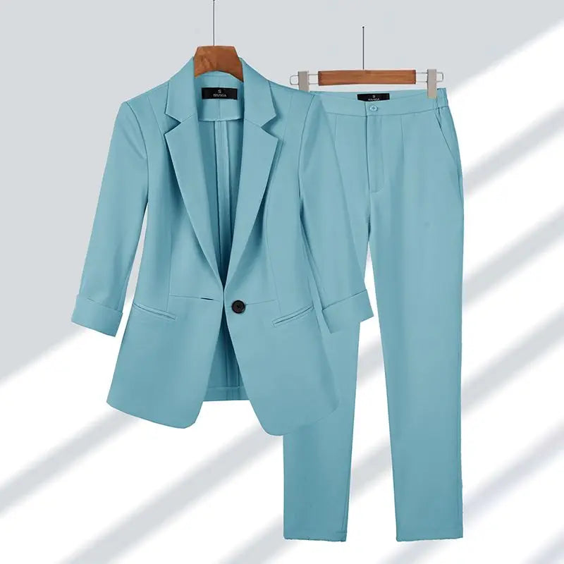 Hellblauer Damenanzug mit Blazer und Hose, elegantes Business-Outfit, modische Damenbekleidung, ideal für Büro und formelle Anlässe.