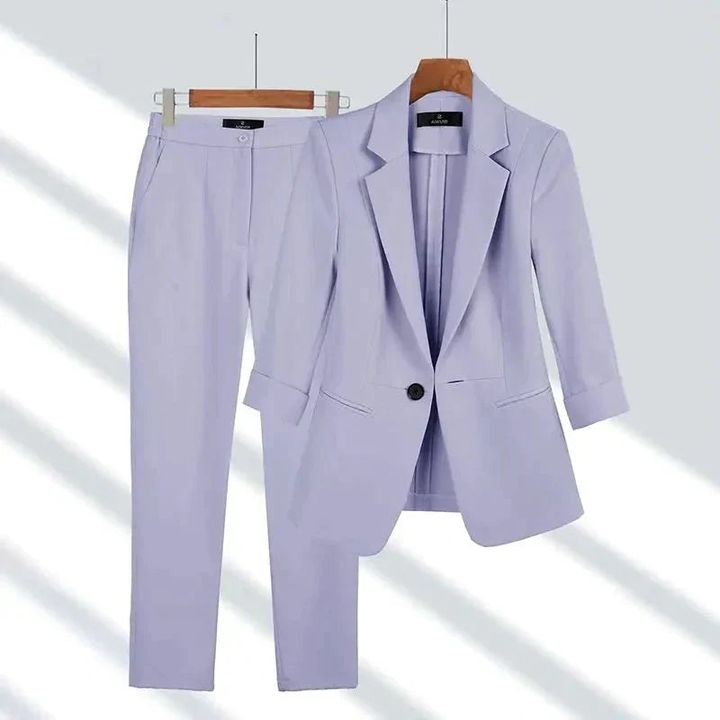 Hellblauer Damenanzug mit Blazer und Hose, elegant und modern, ideal für Büro oder Business-Anlässe. Hochwertige Damenmode, stilvoll und professionell.
