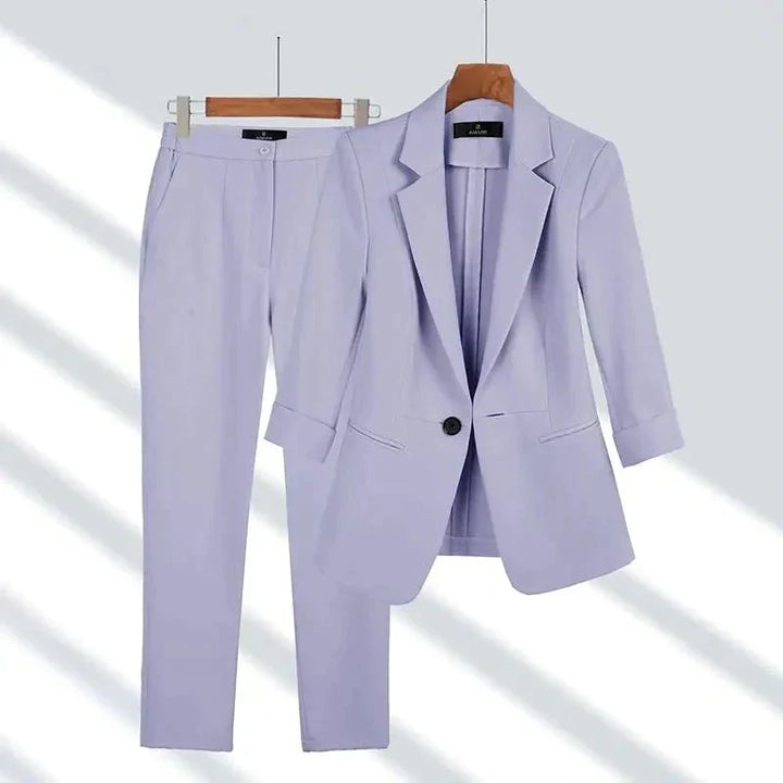 Hellblauer Damenanzug mit Blazer und Hose, elegant und modern, ideal für Büro oder Business-Anlässe. Hochwertige Damenmode, stilvoll und professionell.