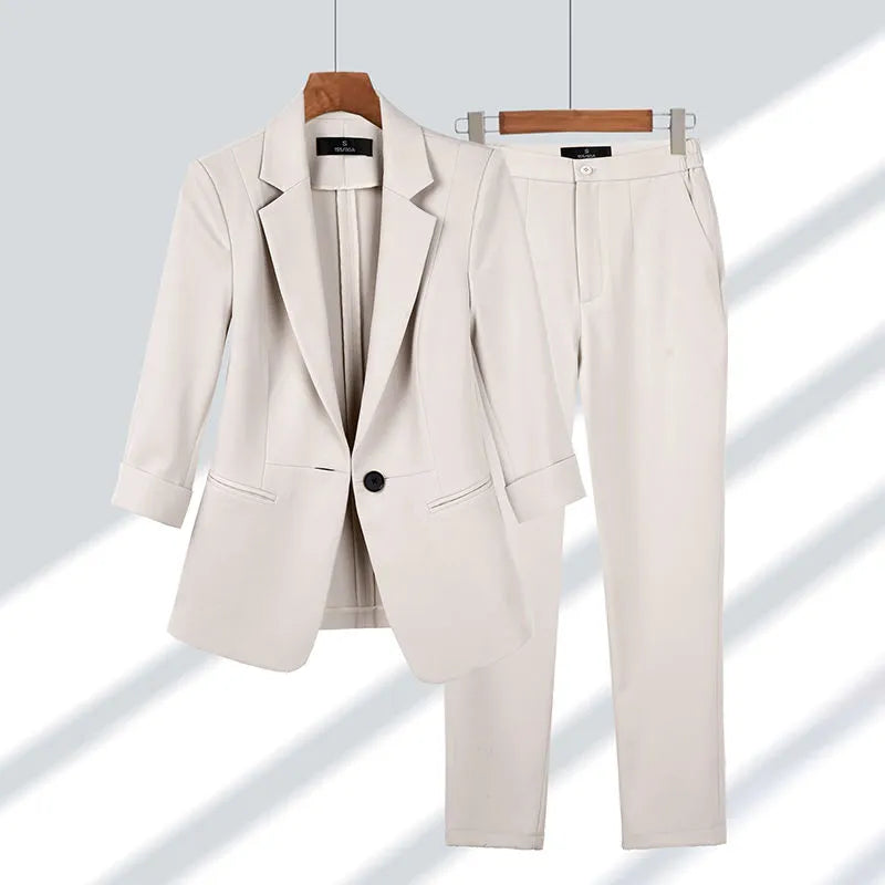 Beiger Damenanzug mit Blazer und Hose, elegantes Business-Outfit, klassischer Schnitt, hochwertige Stoffqualität, ideal für Büro und formelle Anlässe.