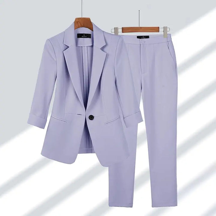 Damenanzug in Flieder, bestehend aus Blazer mit Knopf und passender Hose. Elegante Businessmode, ideal für Büro und formelle Anlässe.