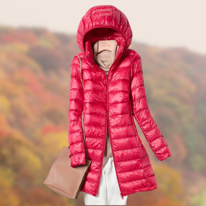 Rote Daunenjacke mit Kapuze, Herbsthintergrund, Damenmode, warme Winterbekleidung, stilvoller Mantel, Outdoor-Bekleidung, modische Jacke.