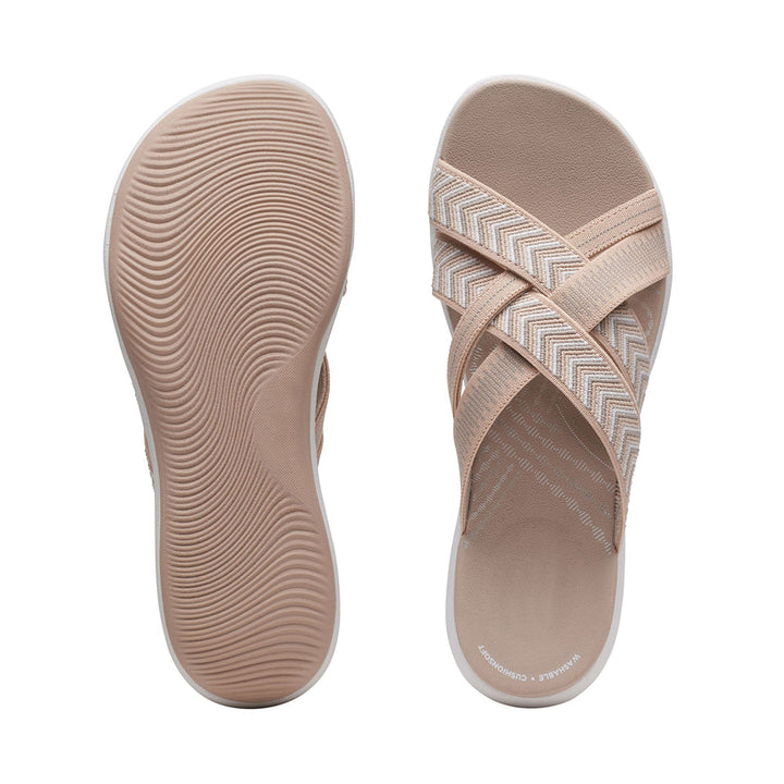 Beige Damen-Sandalen mit überkreuzten Riemen und Chevron-Muster, rutschfeste Sohle. Bequeme Sommerschuhe für Damen. Ideal für Freizeit und Strand.