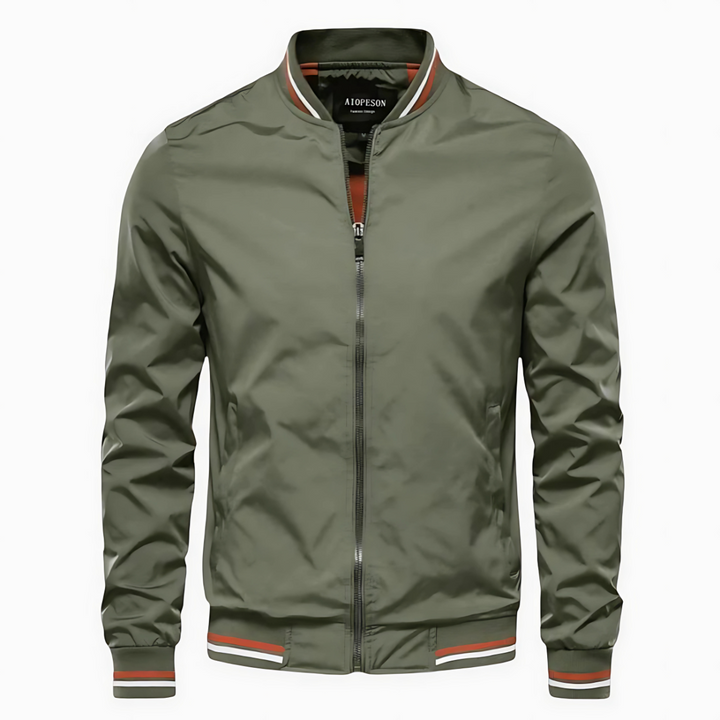 Olivgrüne Bomberjacke für Herren mit Reißverschluss, gestreiftem Kragen und Bündchen. Modische Herrenjacke, ideal für Herbst und Frühling.