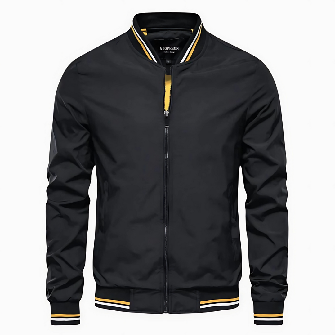 Schwarze Herren-Bomberjacke mit gelben und weißen Streifen an Kragen und Bündchen, Reißverschluss vorne. Modische Freizeitjacke für Männer.