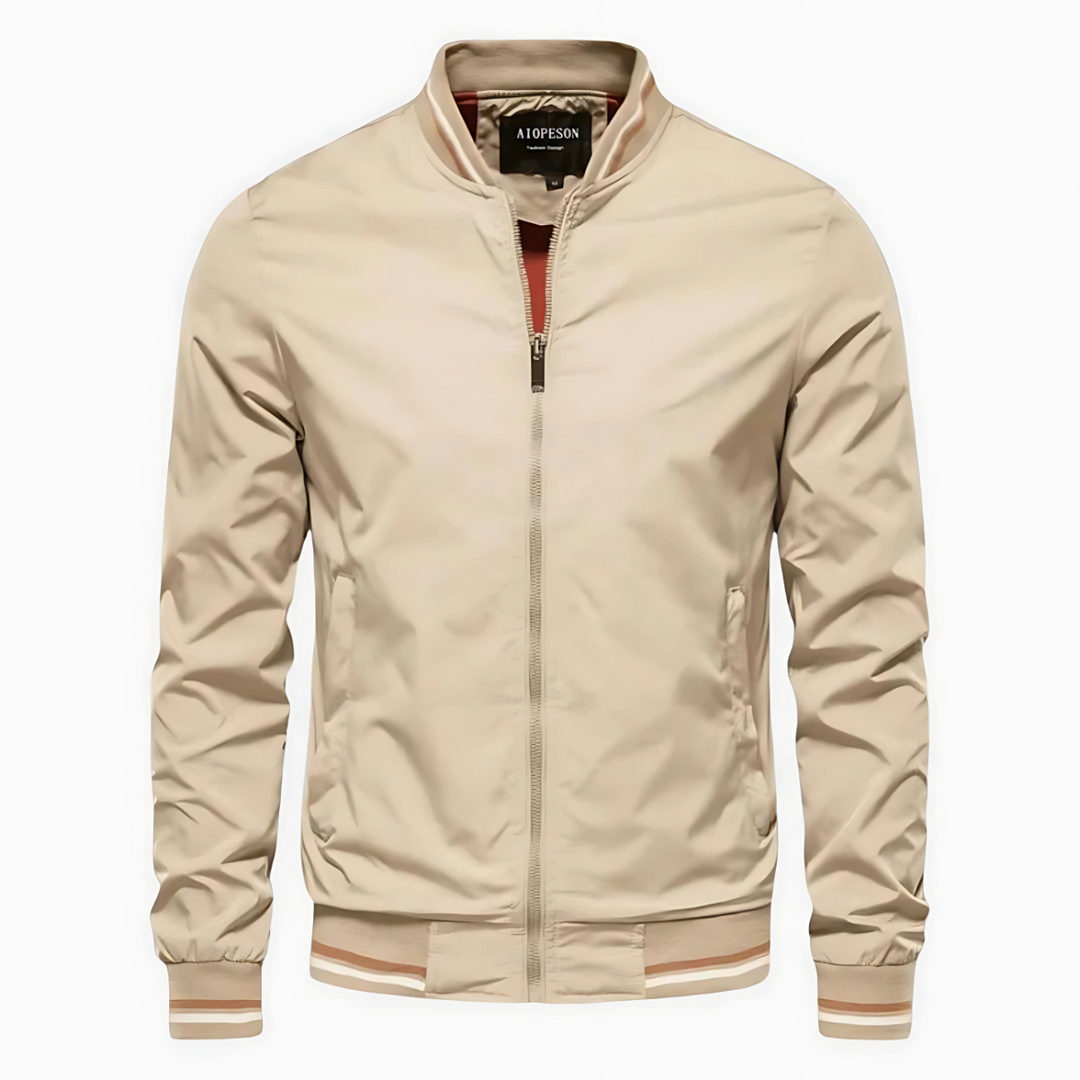 Beige Herren Bomberjacke mit Reißverschluss, geripptem Kragen und Bündchen. Modische Übergangsjacke, ideal für Frühling und Herbst.