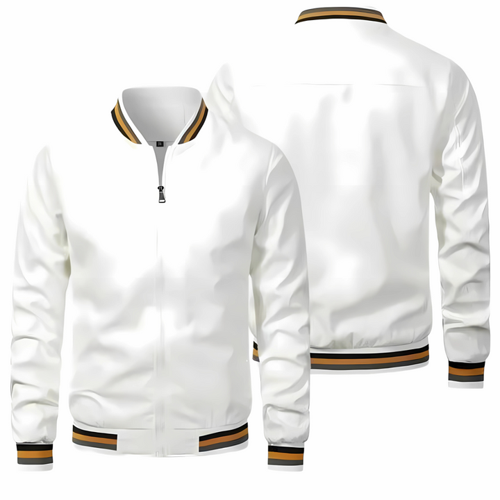 Weiße Bomberjacke Vorder- und Rückansicht, schwarz-goldene Streifen an Kragen, Bündchen und Saum, modische Herrenbekleidung, sportlicher Stil.