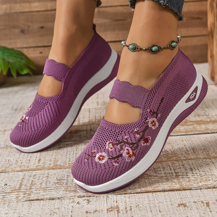 Lila Damen-Sneaker mit Blumenstickerei, atmungsaktivem Mesh-Obermaterial und Keilabsatz, ideal für Frühling und Sommermode.