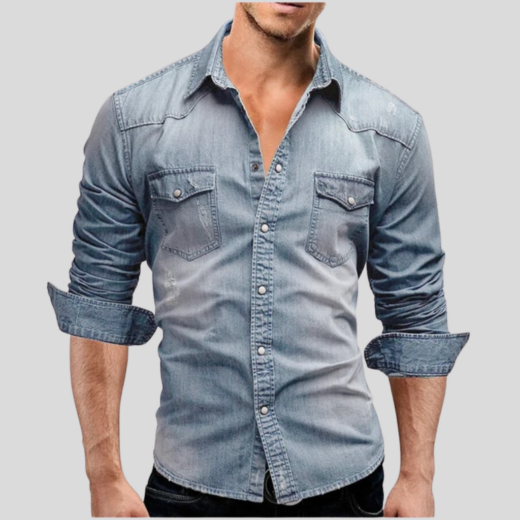 Mann in hellblauem Jeanshemd mit aufgerollten Ärmeln, zwei Brusttaschen und Knopfleiste. Modetrend, Freizeitkleidung, Herrenmode.