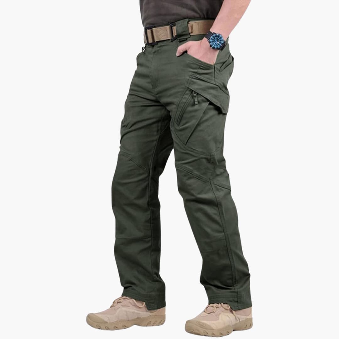 Grüne taktische Hose für Herren mit mehreren Taschen, robustem Design und Gürtel. Ideal für Outdoor-Aktivitäten und Abenteuer.