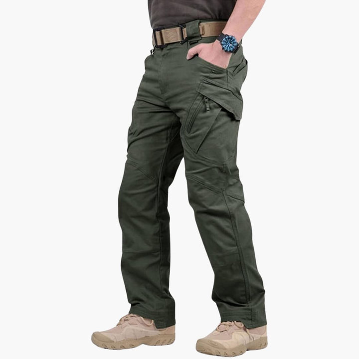 Grüne taktische Hose für Herren mit mehreren Taschen, robustem Design und Gürtel. Ideal für Outdoor-Aktivitäten und Abenteuer.