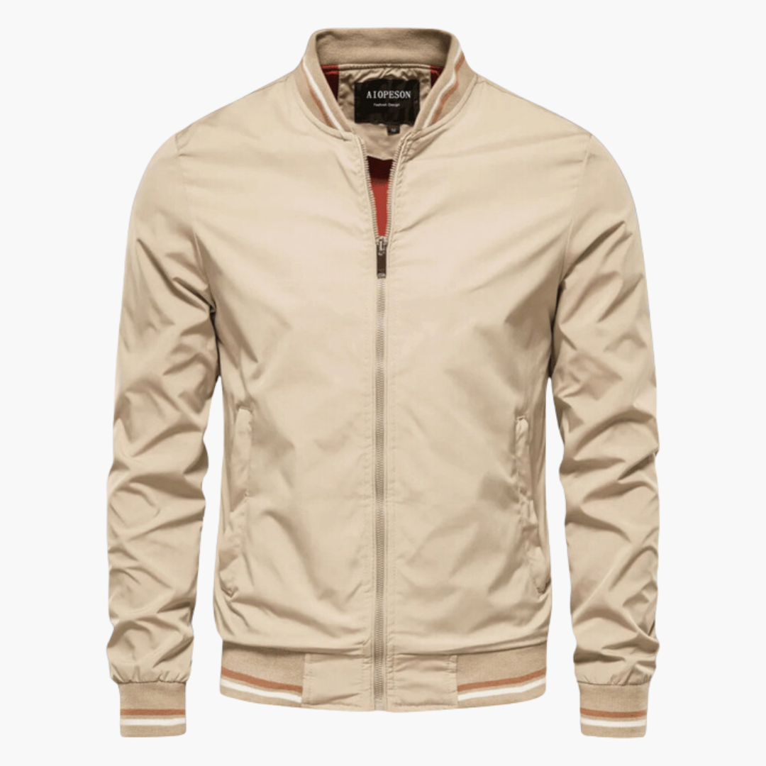 Beige Herren-Bomberjacke mit Reißverschluss, gerippten Bündchen und Kragen. Modische Freizeitjacke, ideal für Frühling und Herbst.