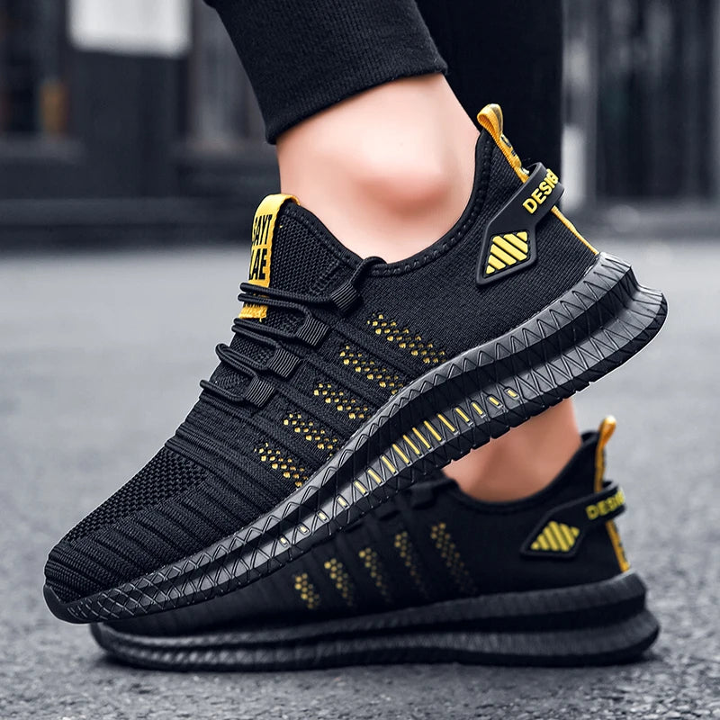 Schwarze Sportschuhe mit gelben Akzenten, atmungsaktives Mesh-Obermaterial, rutschfeste Sohle, ideal für Laufen und Fitness, moderne Sneaker-Mode.