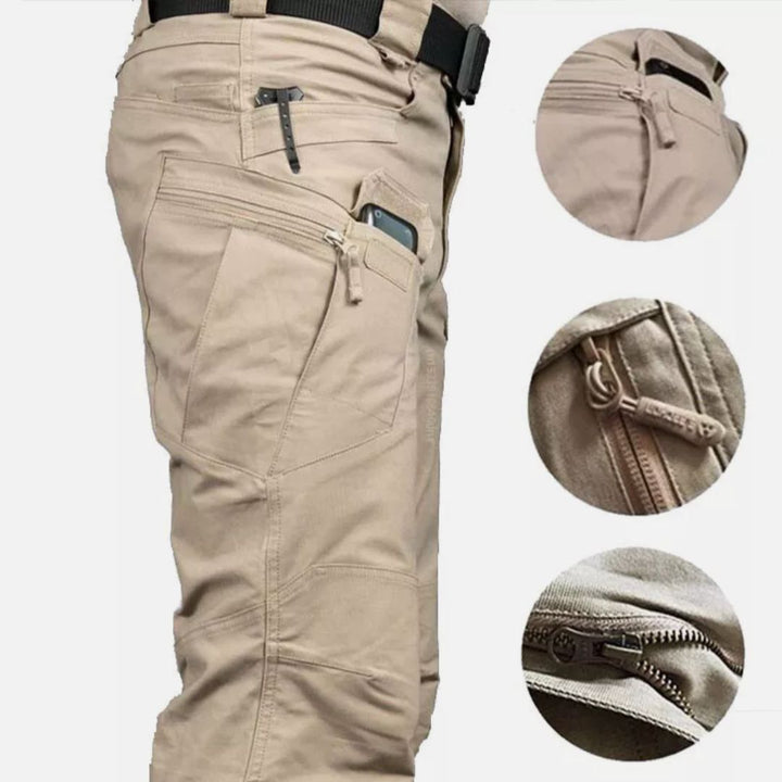 Beige taktische Hose mit mehreren Reißverschlusstaschen, Gürtel und Stifthalter. Ideal für Outdoor-Aktivitäten und Arbeitseinsätze.