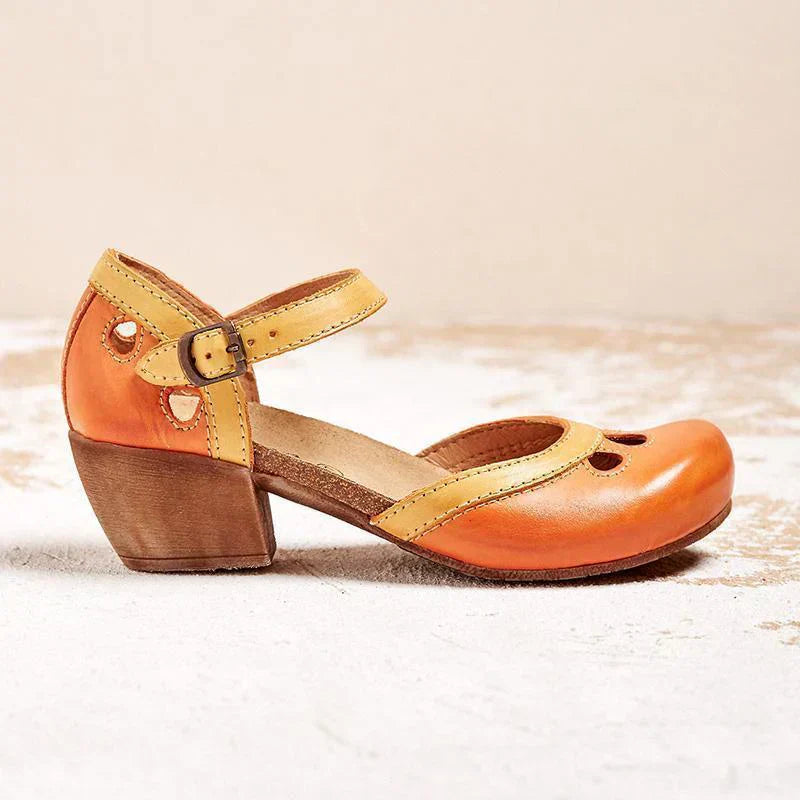 Orange-gelber Damen-Mary-Jane-Schuh mit Blockabsatz und Riemen, aus Leder, auf hellem Hintergrund. Vintage-Stil, modisch und bequem.