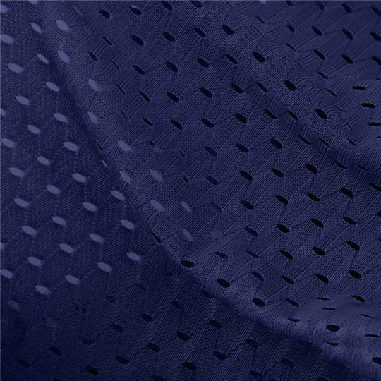 Dunkelblauer Mesh-Stoff mit perforiertem Design, ideal für Sportbekleidung. Atmungsaktives Material, Textilstruktur, Nahaufnahme.