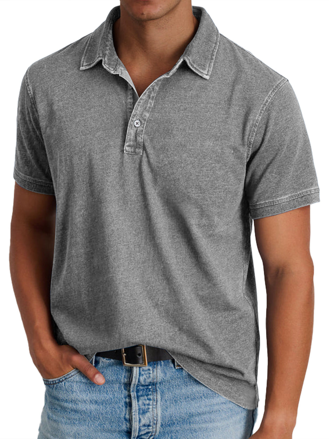 Graues Poloshirt aus Baumwolle, kurzärmelig, mit Kragen und Knopfleiste, getragen von einem Mann in blauen Jeans. Ideal für Freizeitmode.