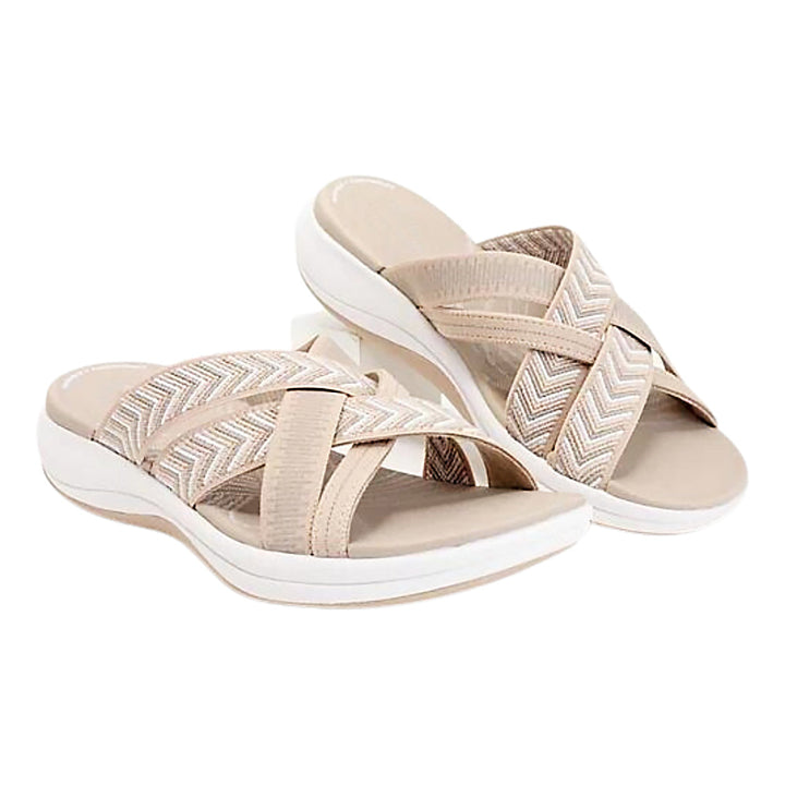 Beige Damen-Sandalen mit Kreuzriemen und Chevron-Muster, bequeme Sommerschuhe mit weißer Sohle, ideal für Freizeit und Strand.