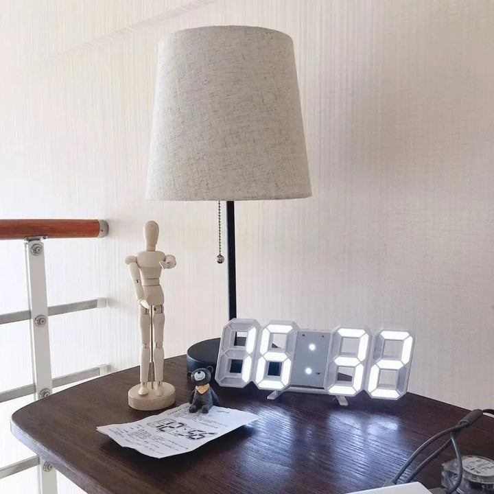Holztisch mit digitaler LED-Uhr, Holzfigur, Tischlampe mit Stoffschirm und Notizzettel. Modernes Interieur, minimalistische Dekoration.