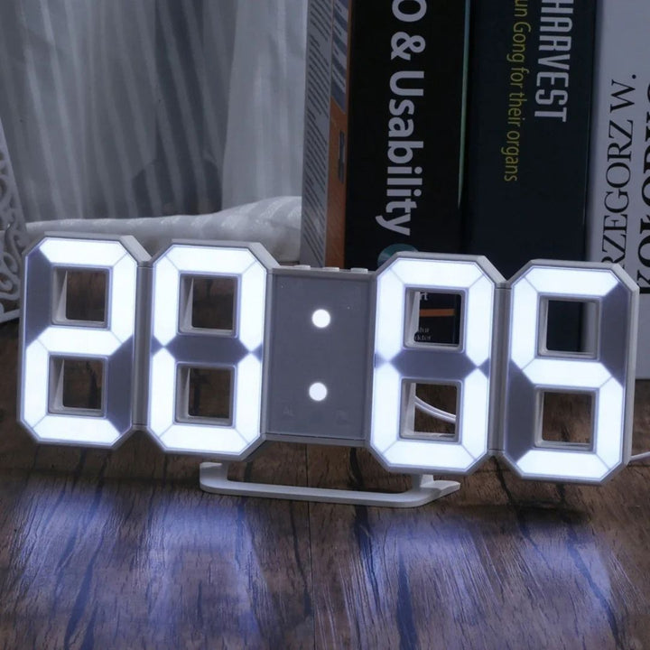 LED-Wanduhr mit digitaler Anzeige auf Holztisch, moderne Dekoration, energiesparend, ideal für Wohnzimmer oder Büro, stilvolles Design.