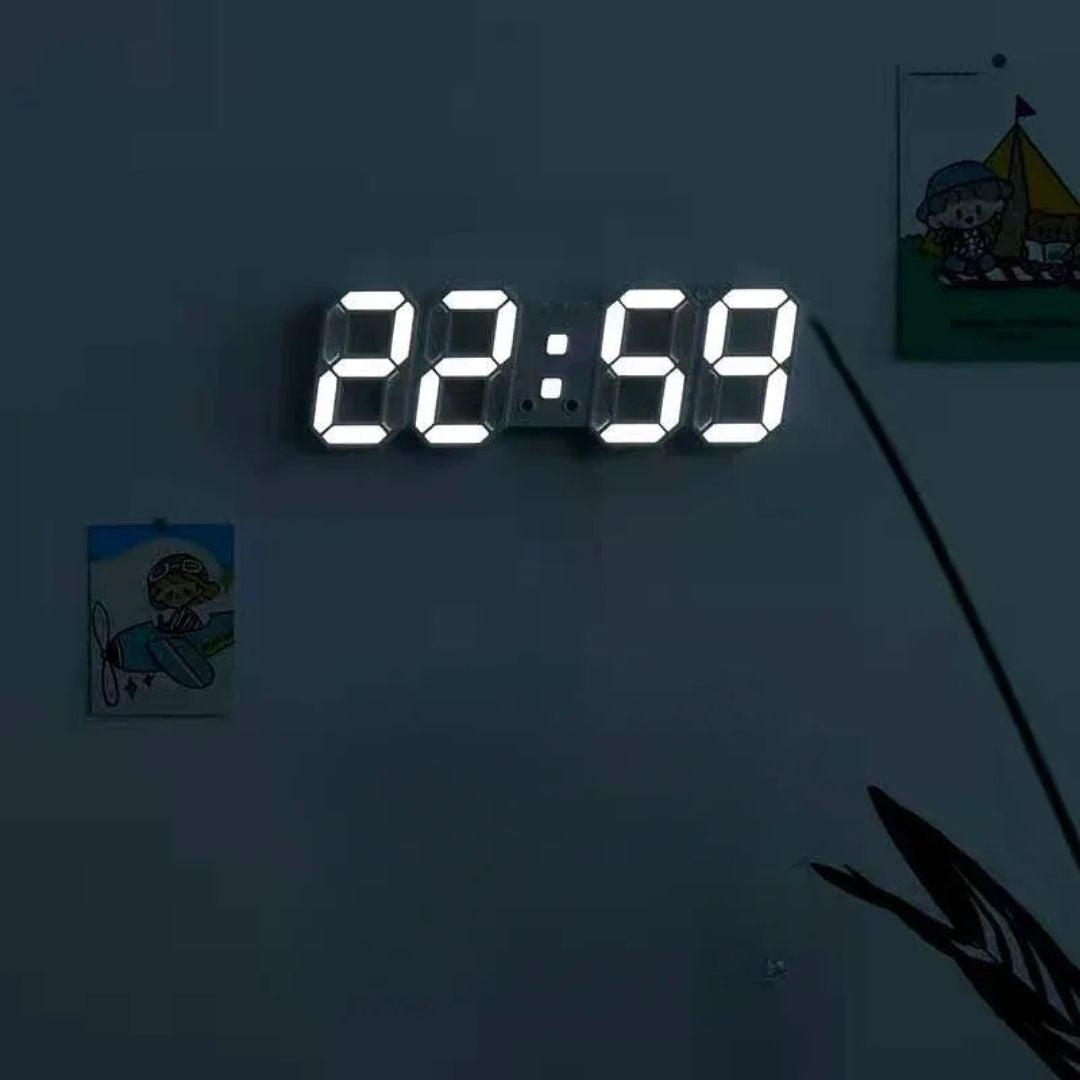 LED-Wanduhr zeigt 22:59 Uhr in einem dunklen Raum, umgeben von Kinderzeichnungen. Moderne digitale Uhr, minimalistische Dekoration.
