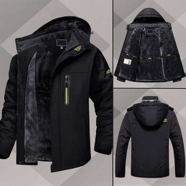 Schwarze Winterjacke mit Kapuze, Fleece-Innenfutter, Reißverschlusstaschen und modernem Design. Ideal für Outdoor-Aktivitäten und kaltes Wetter.