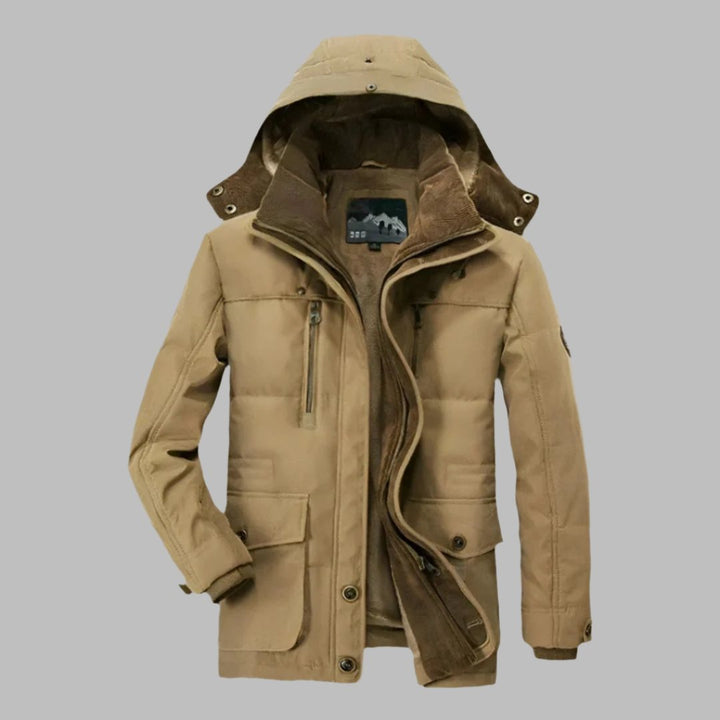 Beige Herren-Winterjacke mit Kapuze, Reißverschluss und Taschen, ideal für Outdoor-Aktivitäten. Stilvoll, warm und funktional.